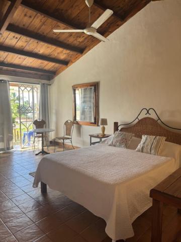 Hotel Chez Henri à Pointe d'Esny Extérieur photo